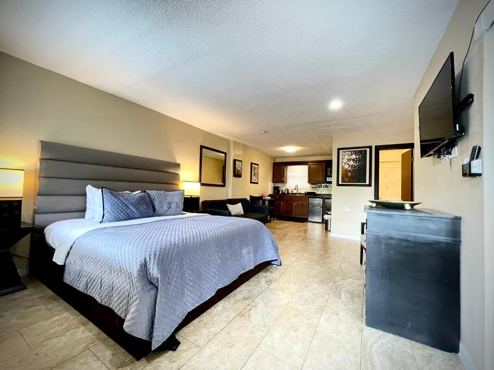 Studio Suite with Pool View interior